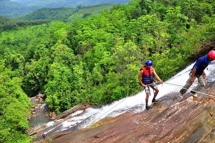 Ein Blick auf das Abseilen im wunderschönen Wasserfall Hadun ella in Sri Lanka