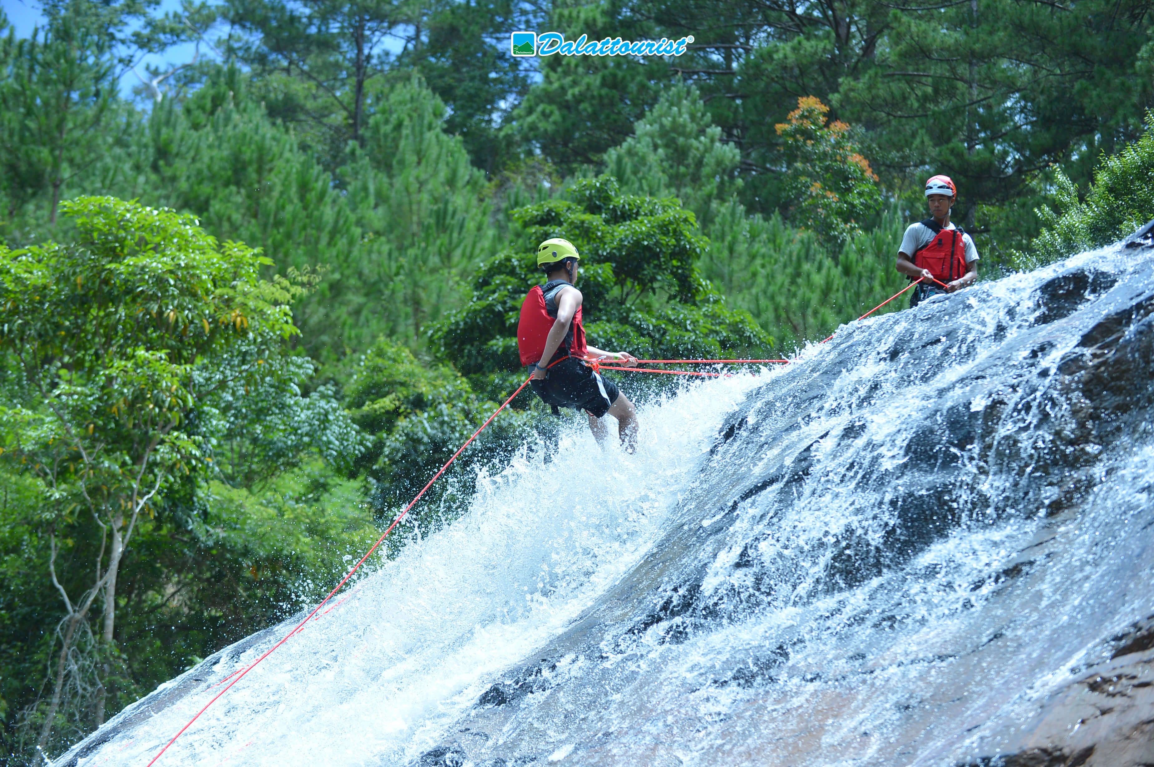 Der Tourist bekommt ein atemberaubendes Erlebnis beim Abseilen am Wasserfall in Kithulgala Sri Lanka