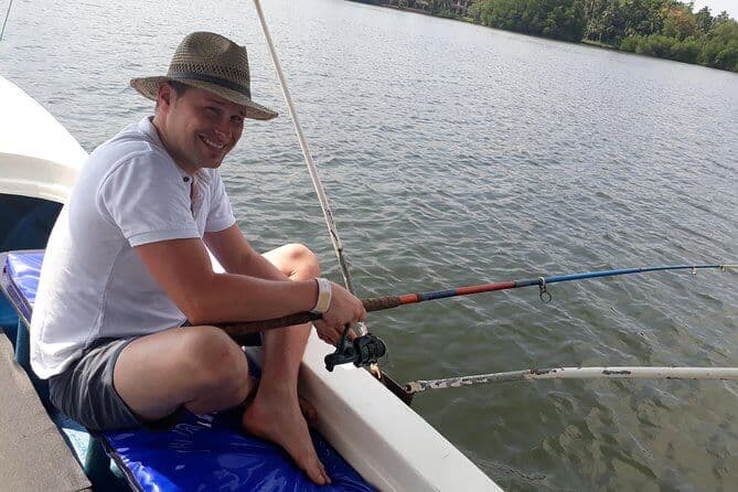 Забавное движение рыбалки в реке Бентота