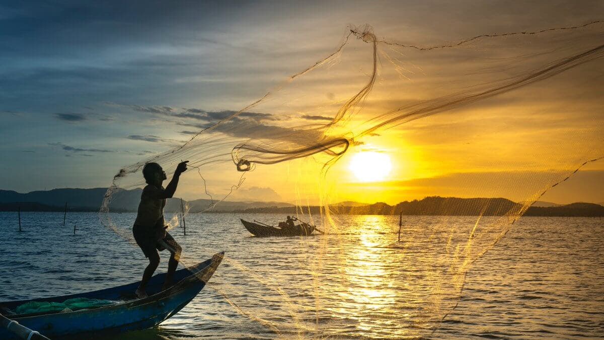 Чудесная сцена рыбака, ловящего неводом