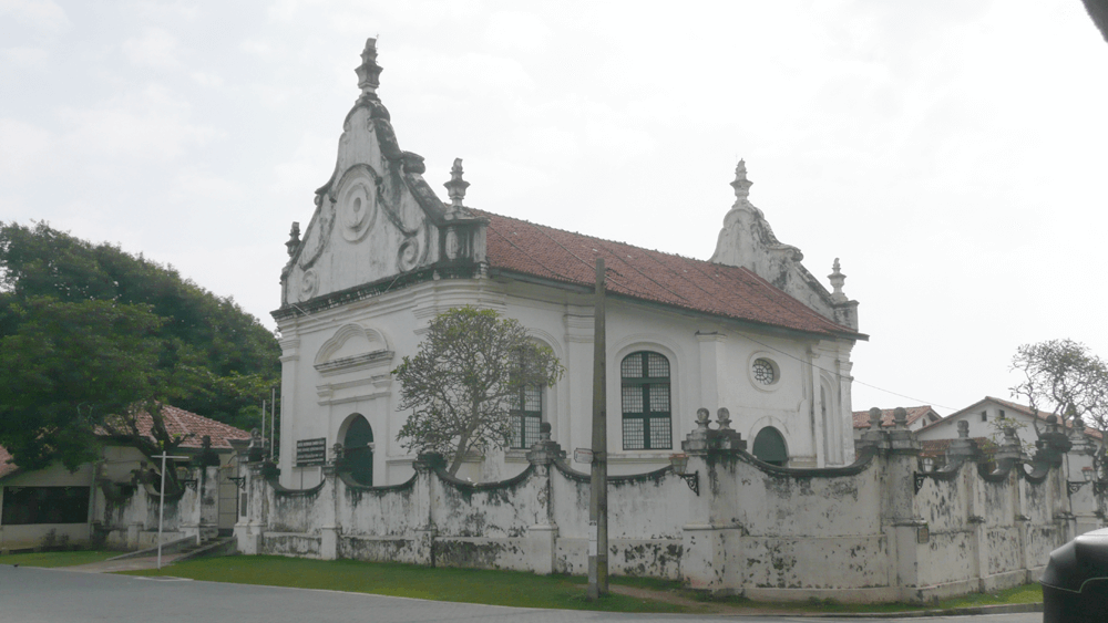 يوجد منظر لـ Groote Kerk أو الكنيسة الإصلاحية الهولندية داخل حصن Galle في Galle ، سريلانكا