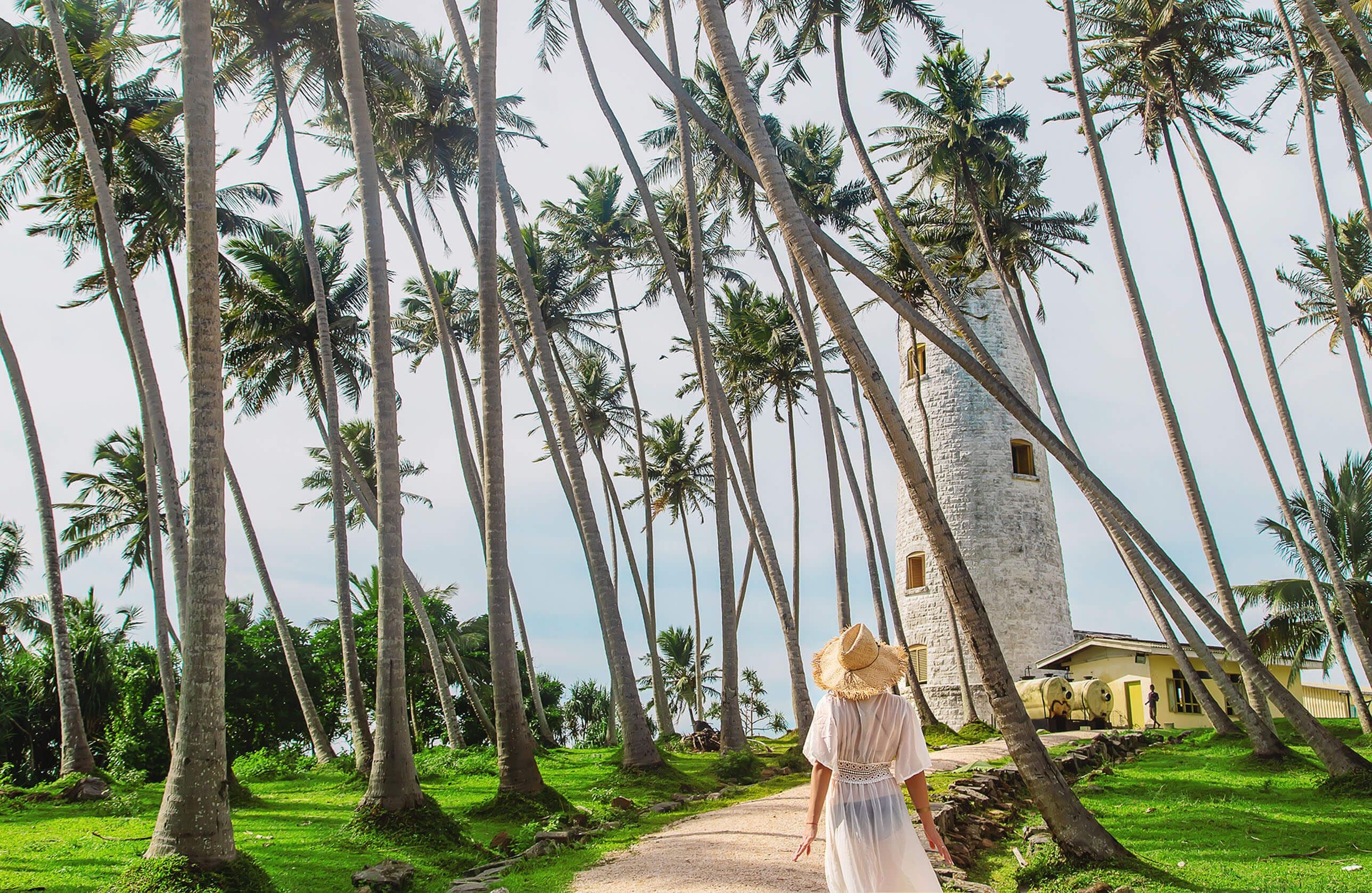 斯里兰卡的女孩在一座有灯塔的岛上。加勒的选择性聚焦性质
