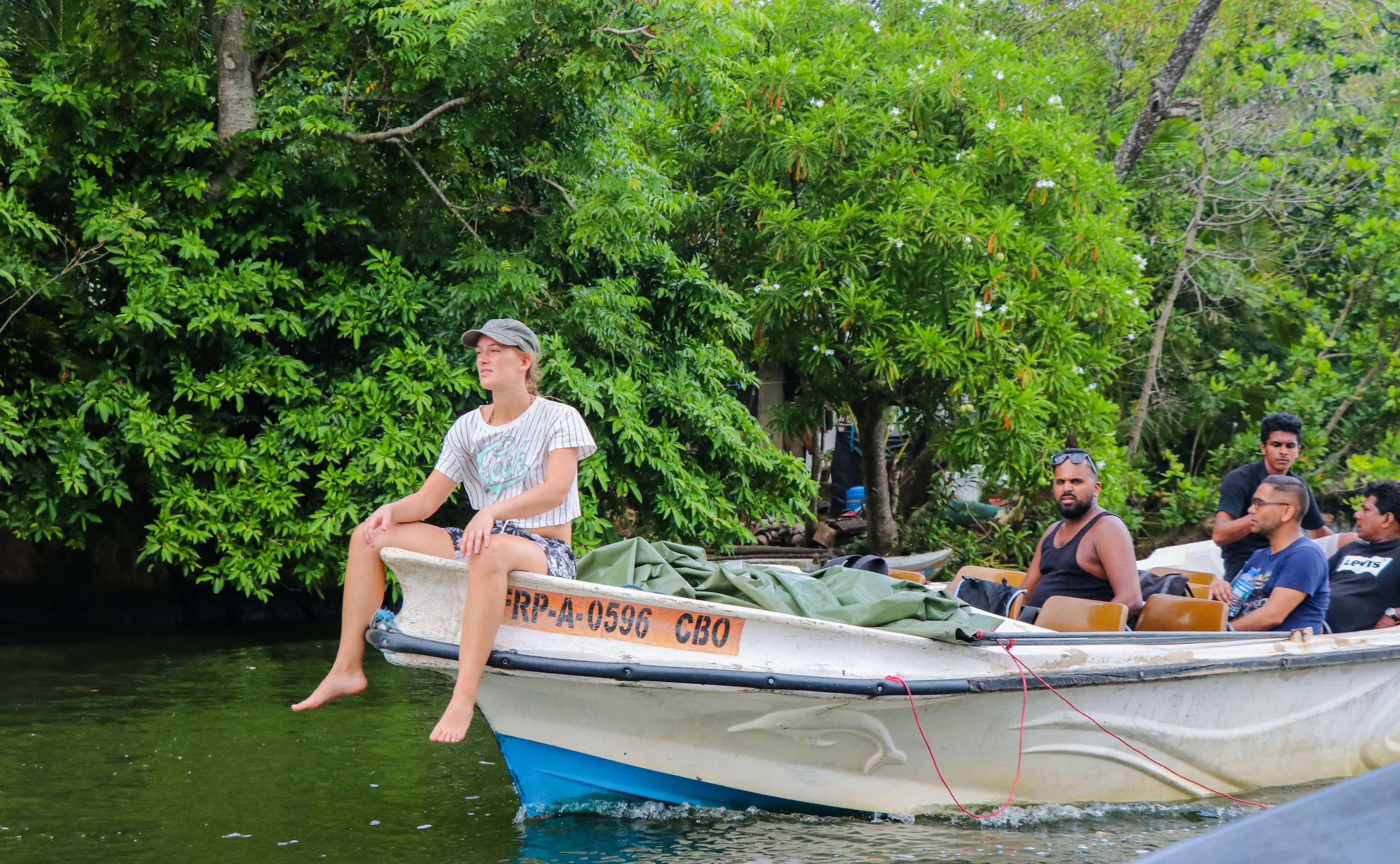 Los turistas disfrutan de su paseo en barco con la observación de aves en Negombo, Sri Lanka