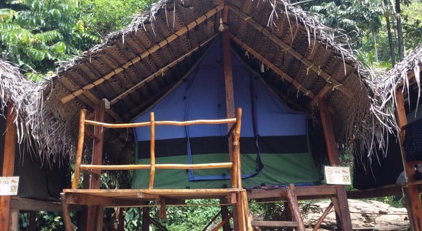 Nahaufnahme eines Zeltes auf dem Campingplatz „Kubuk Sevena“ in Kithulgala