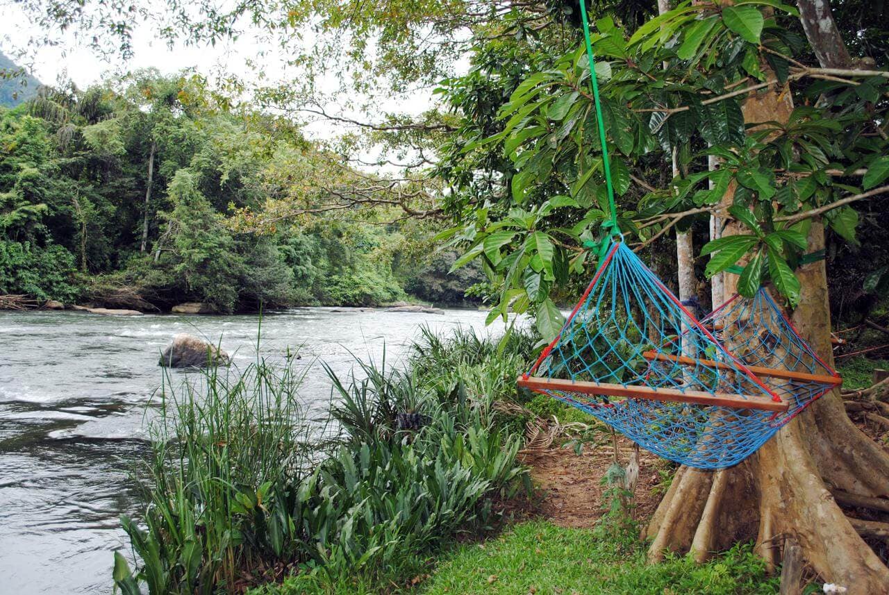 Ein Teil des Campingplatzes, der sich zum Ausruhen in der wunderschönen Natur in Kithulgala, Sri Lanka, eignet