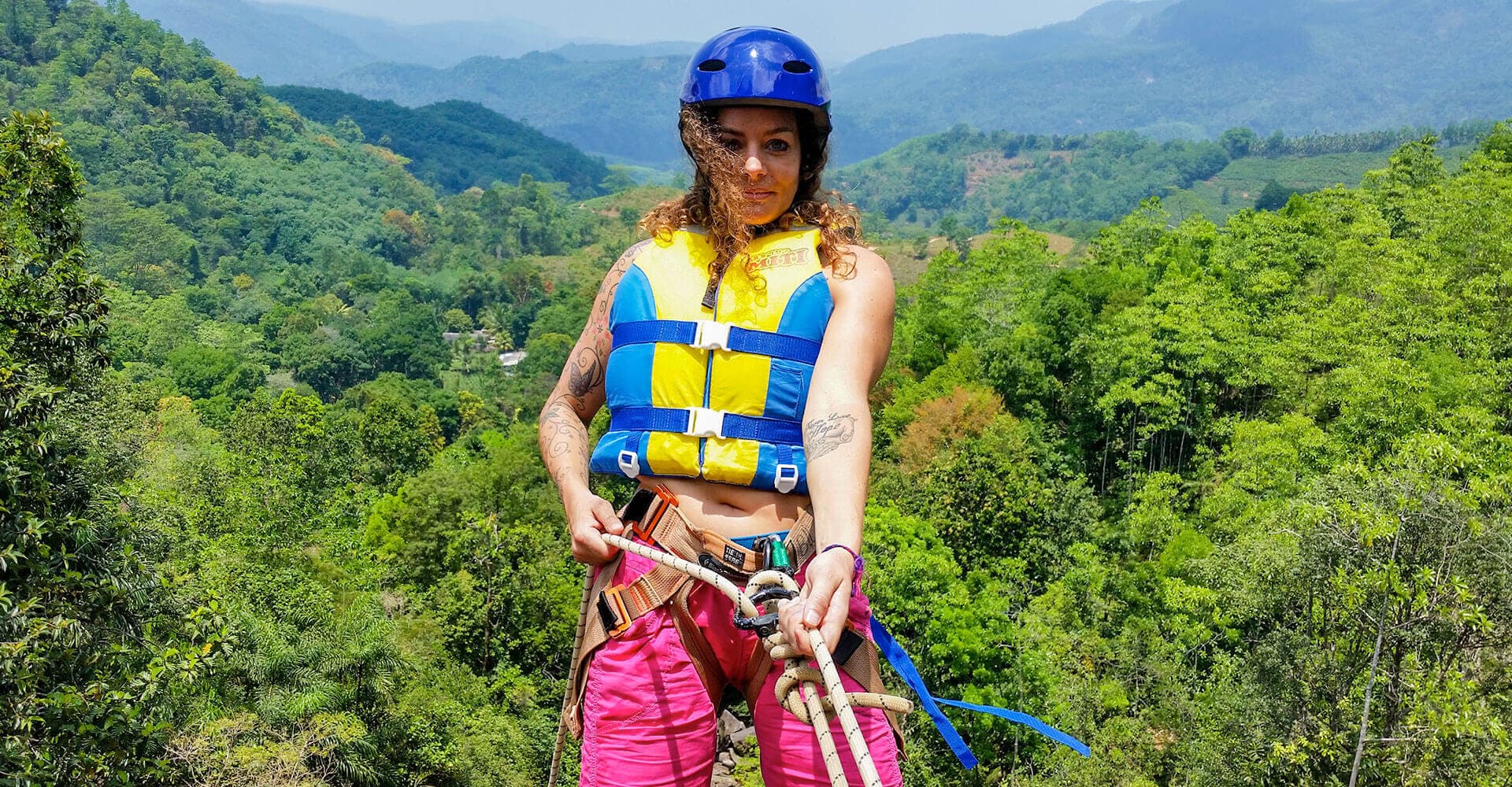 Ein Mädchen macht das interessante Abenteuer des Wasserabseilens beim Camping in Kithulgala Sri Lanka