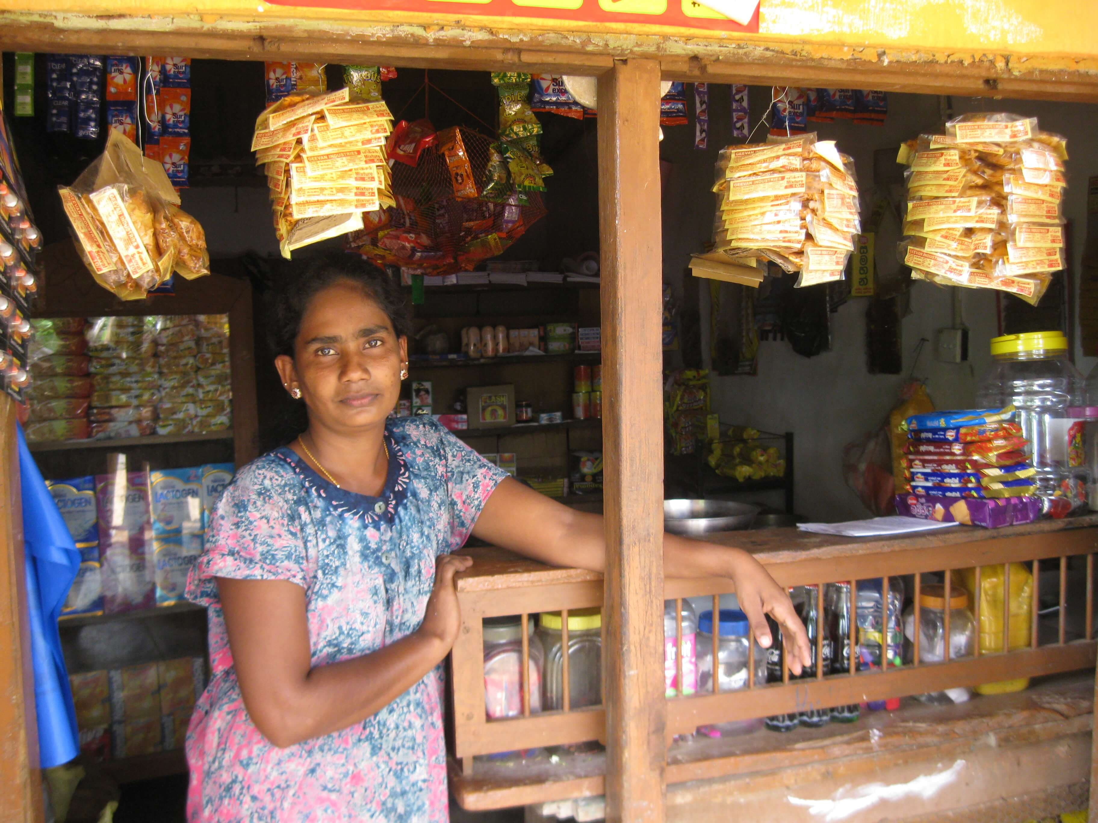 Ein Blick auf eine Frau in einer ländlichen Boutique, die sich beim Radfahren von Udawalawe nach Mirissa in Sri Lanka trifft