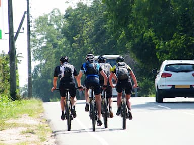 Велосипедисты едут на велосипеде из Удавалаве в Мириссу на Шри-Ланке.