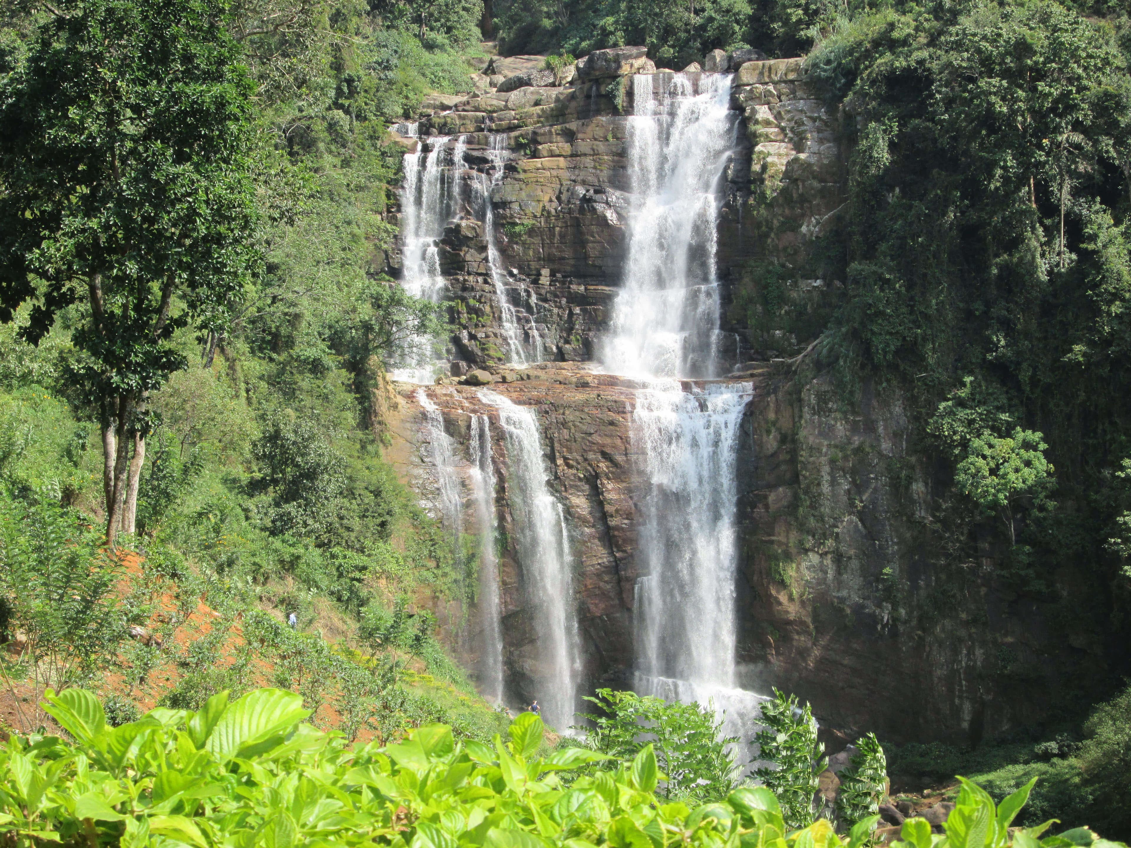 Una foto de las pintorescas cataratas Ramboda situadas en Nuwara Eliya Sri Lanka