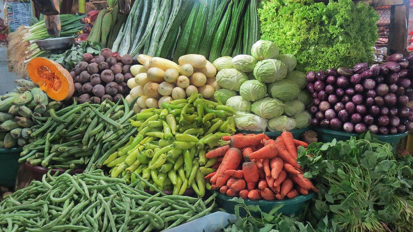 Уникальный и привлекательный способ демонстрации местных магазинов фруктов и овощей в Нувара-Элии.