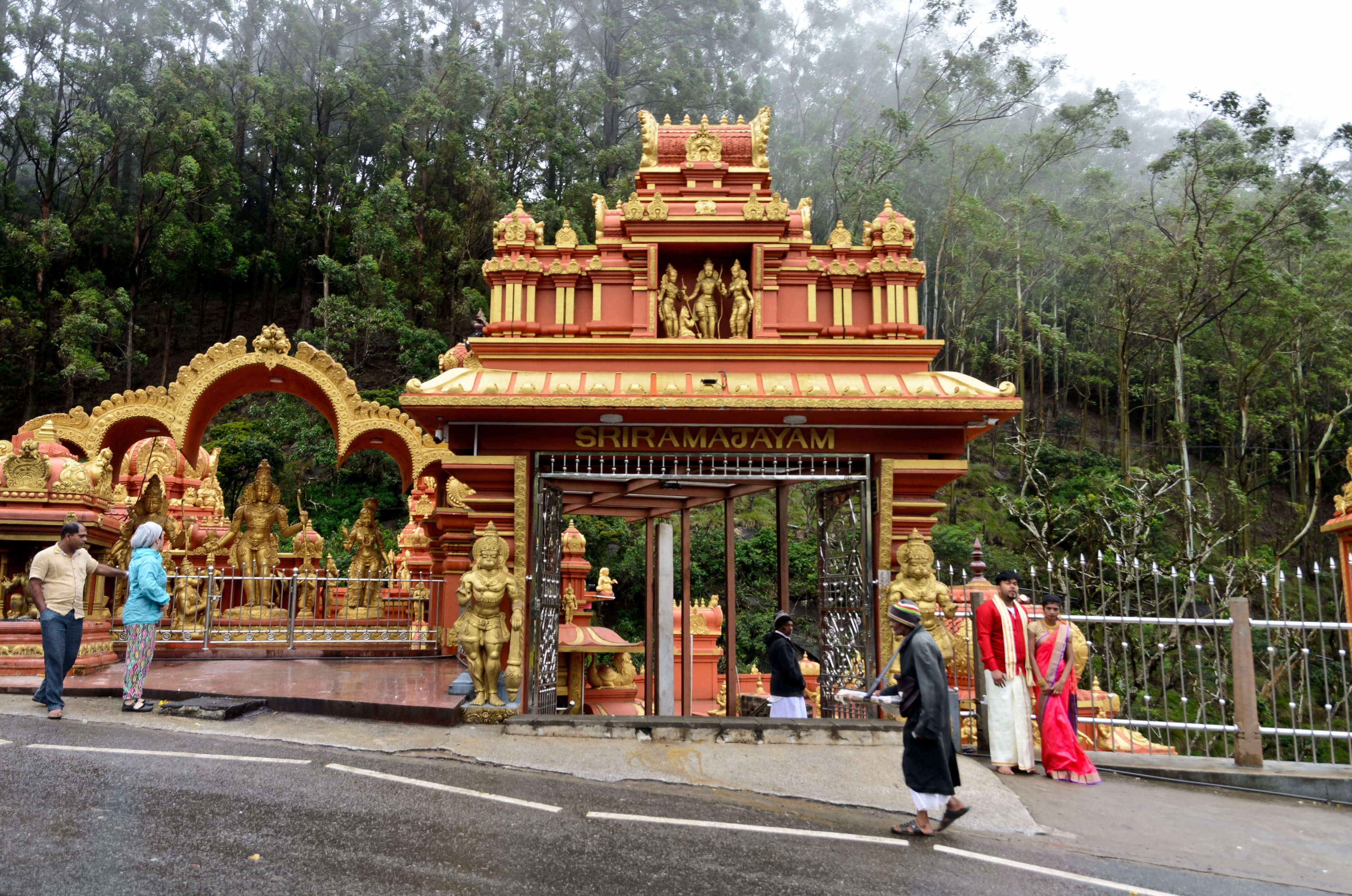Женщина посещает индуистский храм со своим гидом в Нувара-Элия, Шри-Ланка.