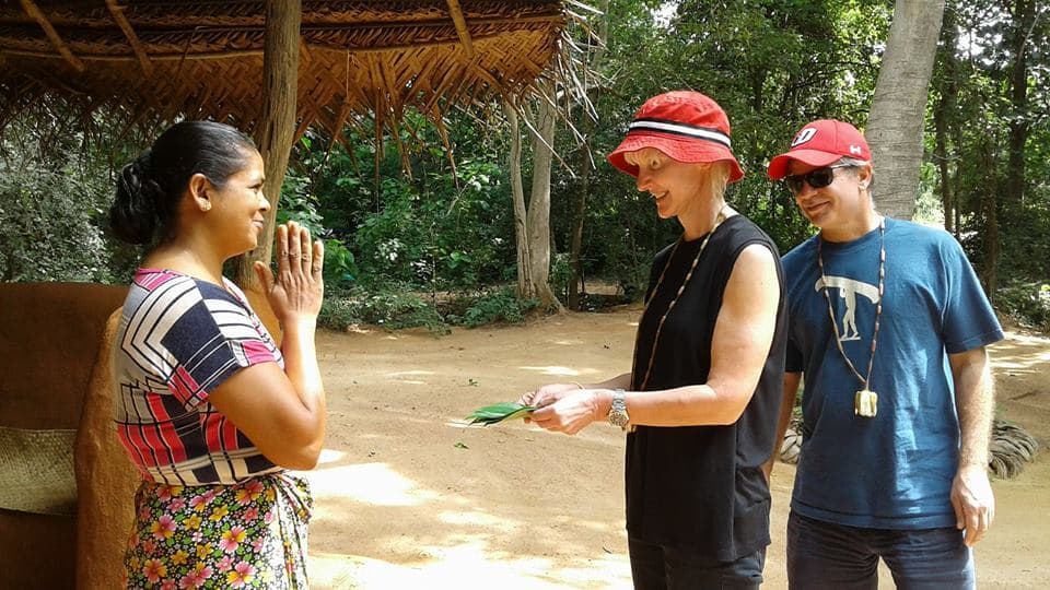 Eine Bäuerin heißt die Touristen in Sigiriya Sri Lanka traditionell herzlich willkommen