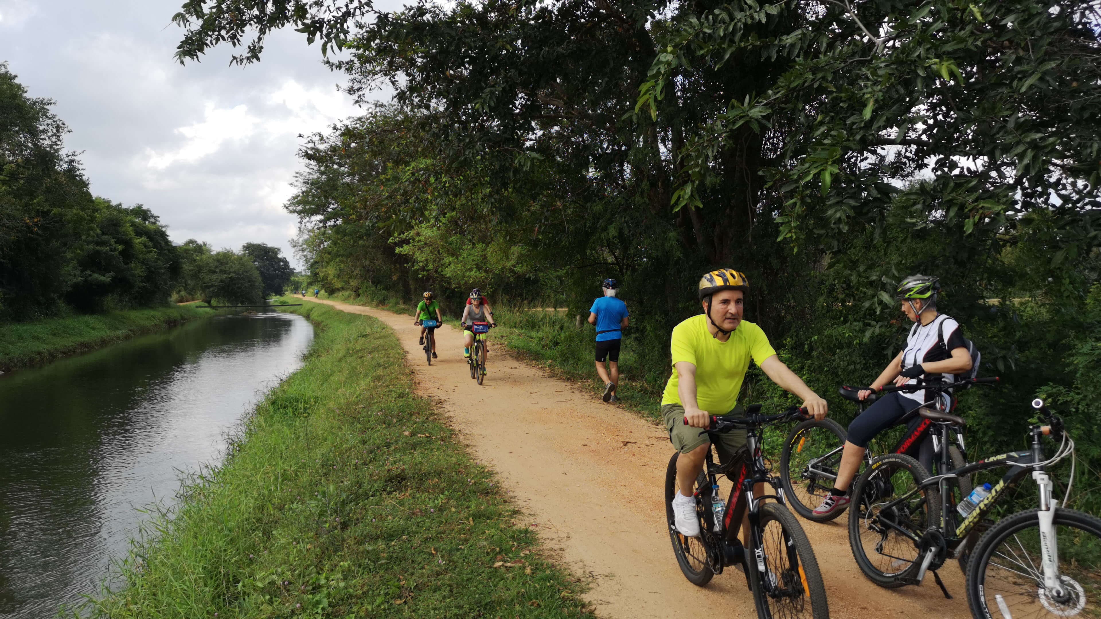 Фотография езды на велосипеде возле водного канала в красивой местности Яла Шри-Ланка
