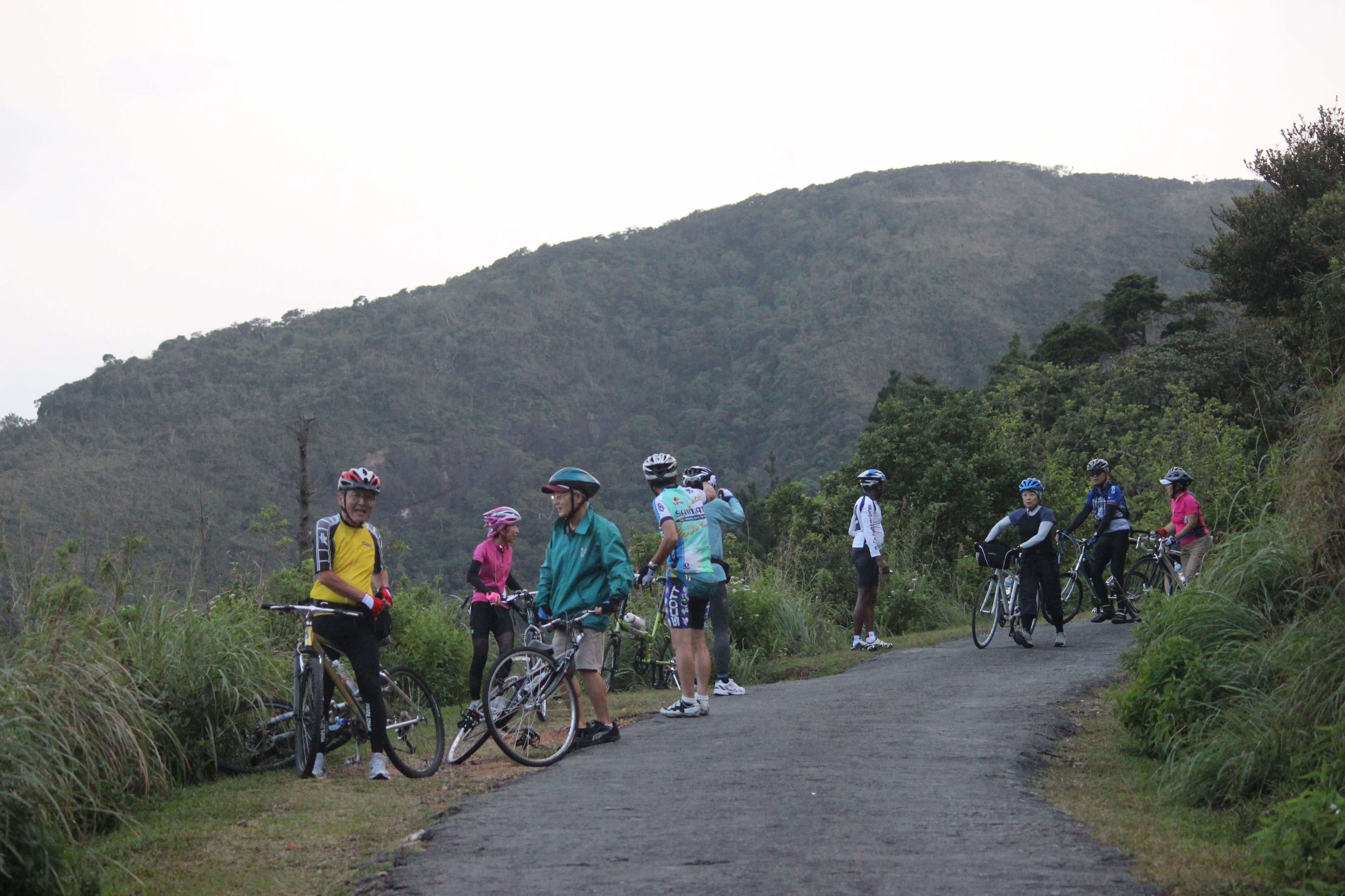 骑自行车的人在斯里兰卡的 Meemure 路线上休息并观赏大自然的美景