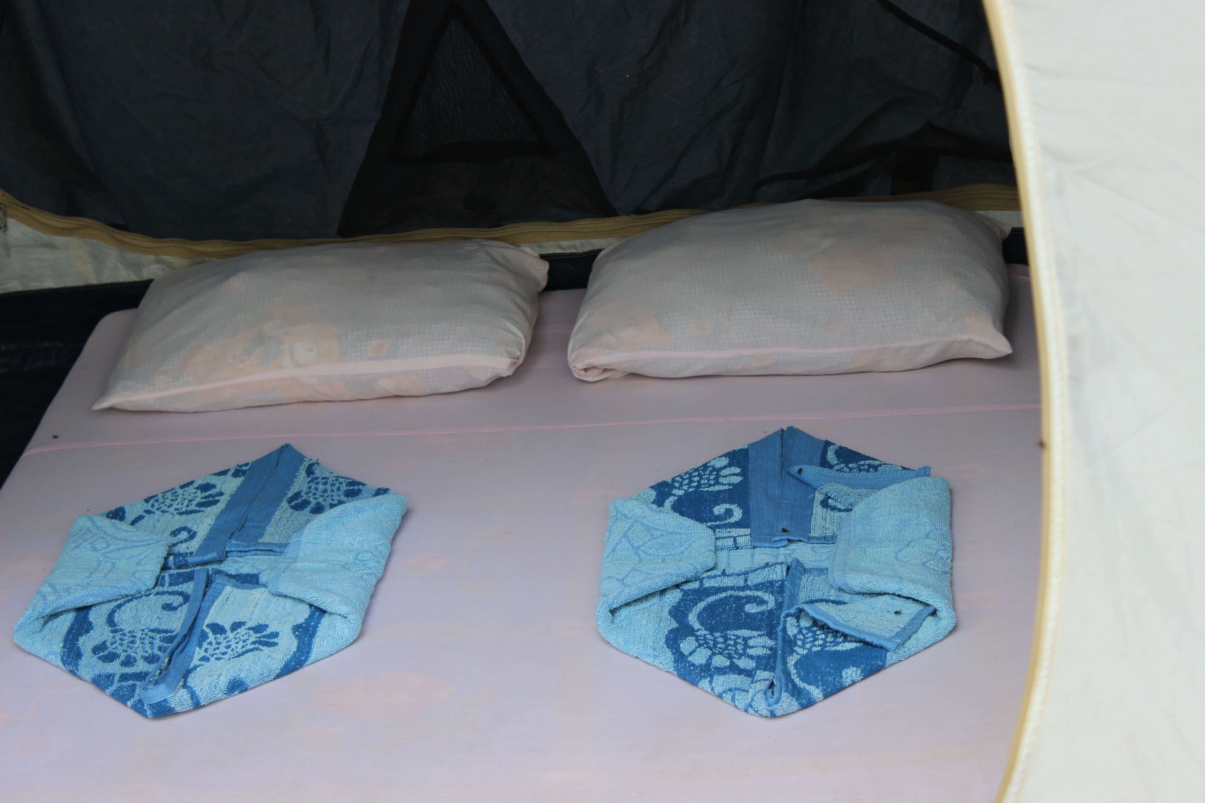 هذه الصورة موجودة داخل الخيمة في أرض التخييم في ميمور