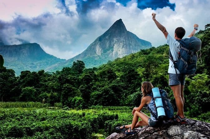 两名游客在斯里兰卡欣赏 Knuckles 森林的美景
