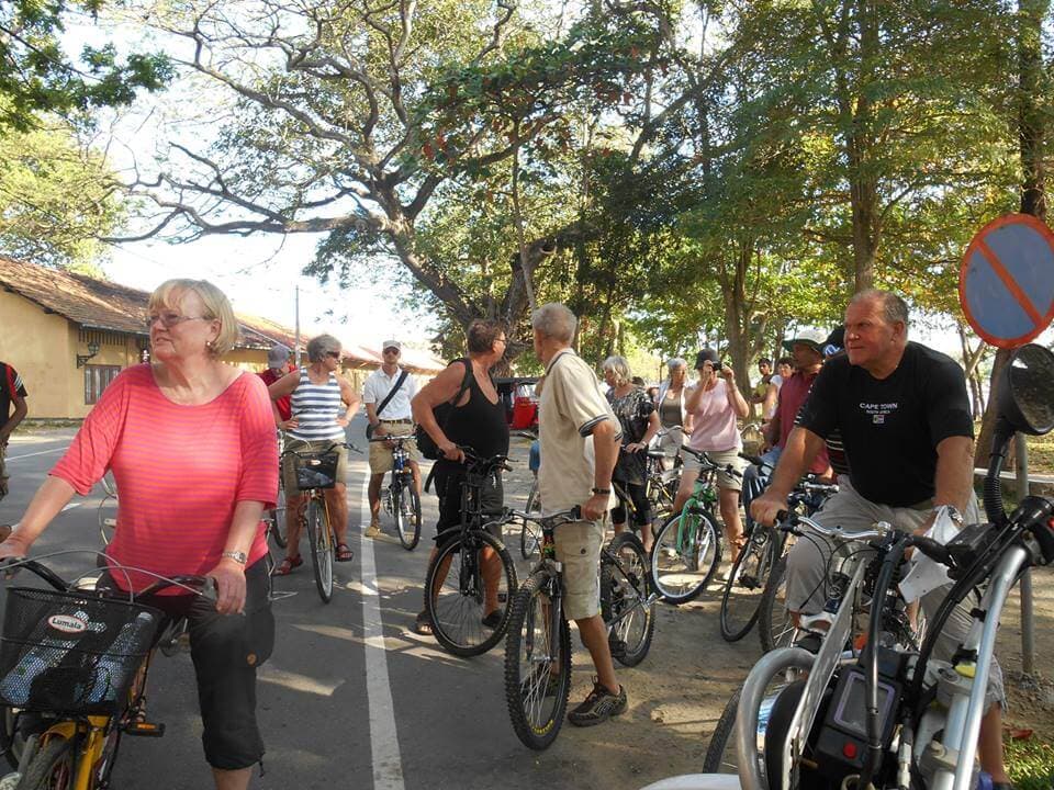 Los turistas listos para continuar el recorrido después de un pequeño descanso en el recorrido en bicicleta de Galle