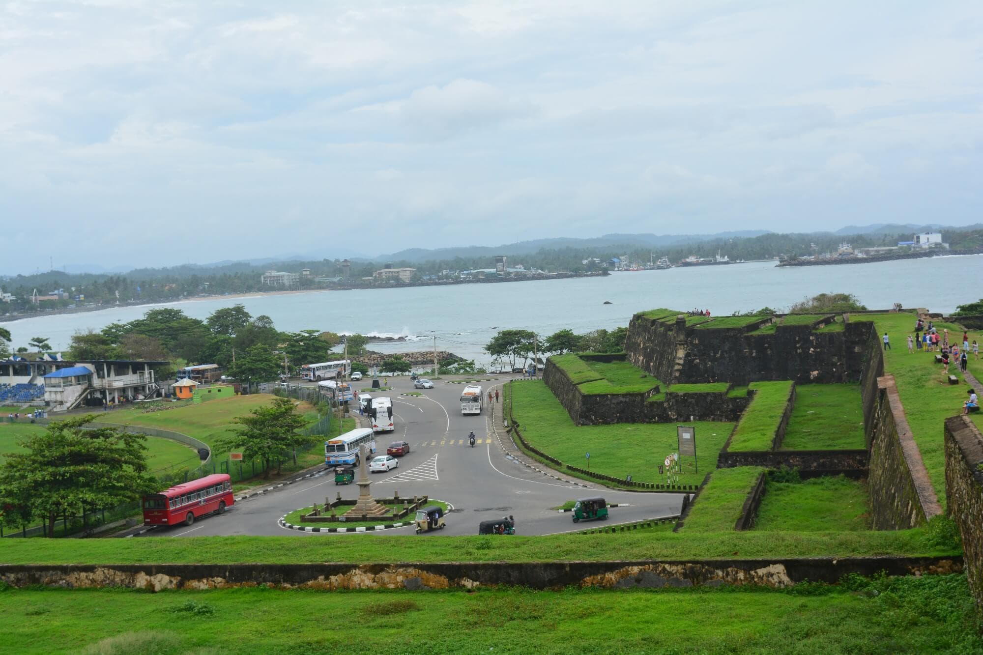 Vista de la ciudad de Galle Fort con ruta de autobús en Sri Lanka