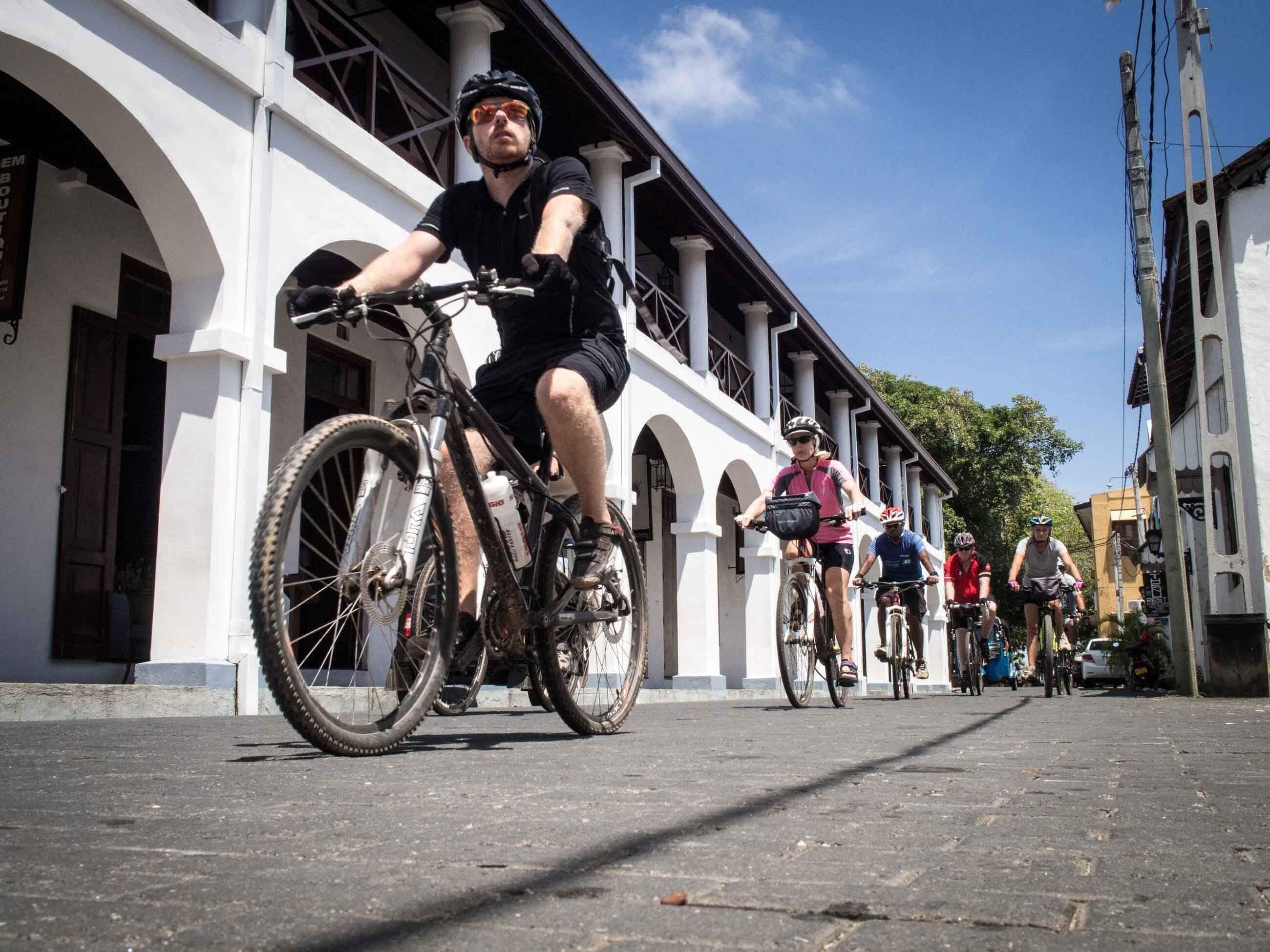 一些骑自行车的人穿过斯里兰卡的加勒堡市
