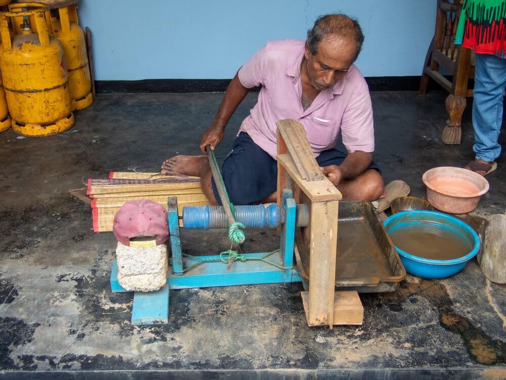 探索体验斯里兰卡 Hikkaduwa 的传统宝石切割、抛光方式