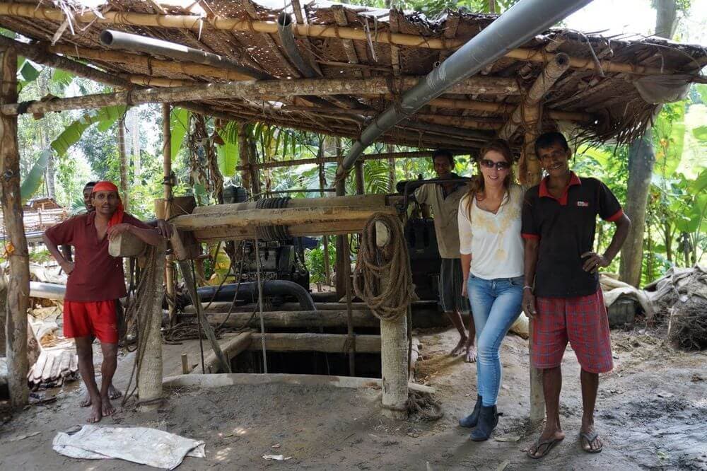 Un turista visita la mina Moonstone en Hikkaduwa gira ciclista Sri Lanka