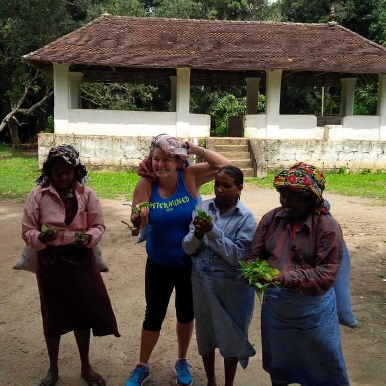 Туристка знакомится с местными чайными мастерскими и занимается сбором чая в Канди, Шри-Ланка.