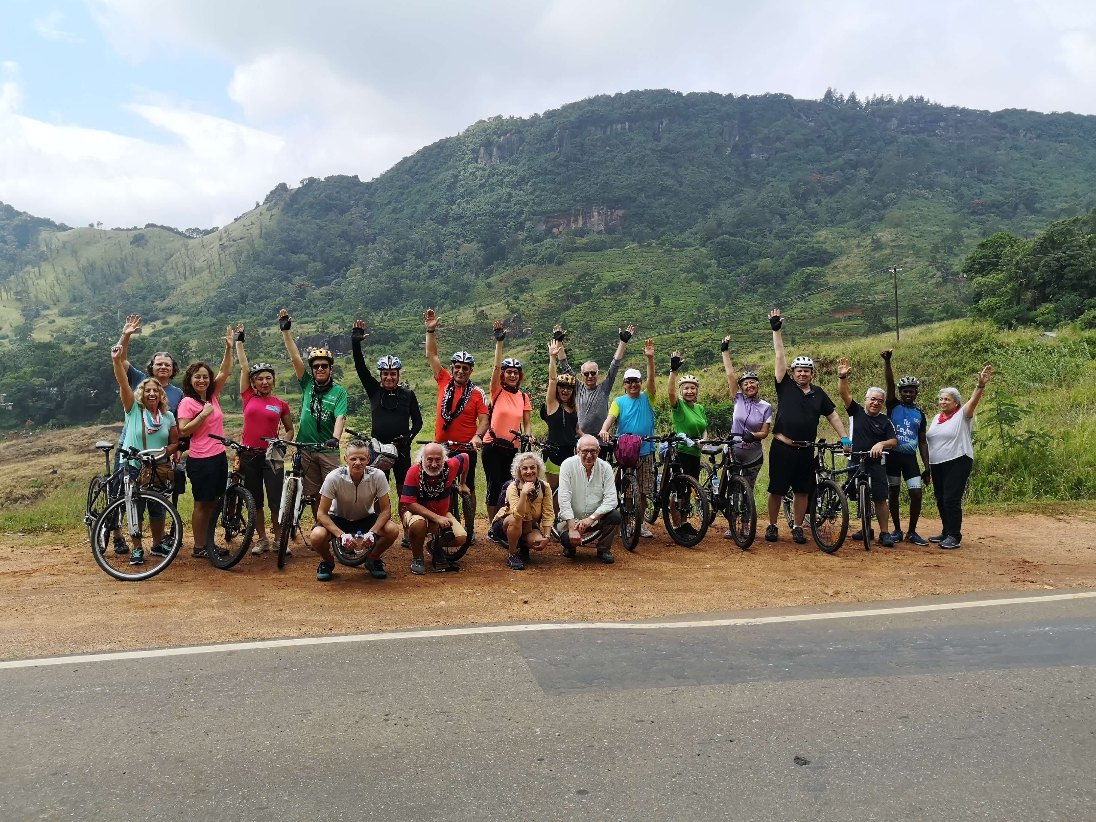 Сделайте групповое фото во время тура на велосипеде по чайной плантации Канди в Шри-Ланке.