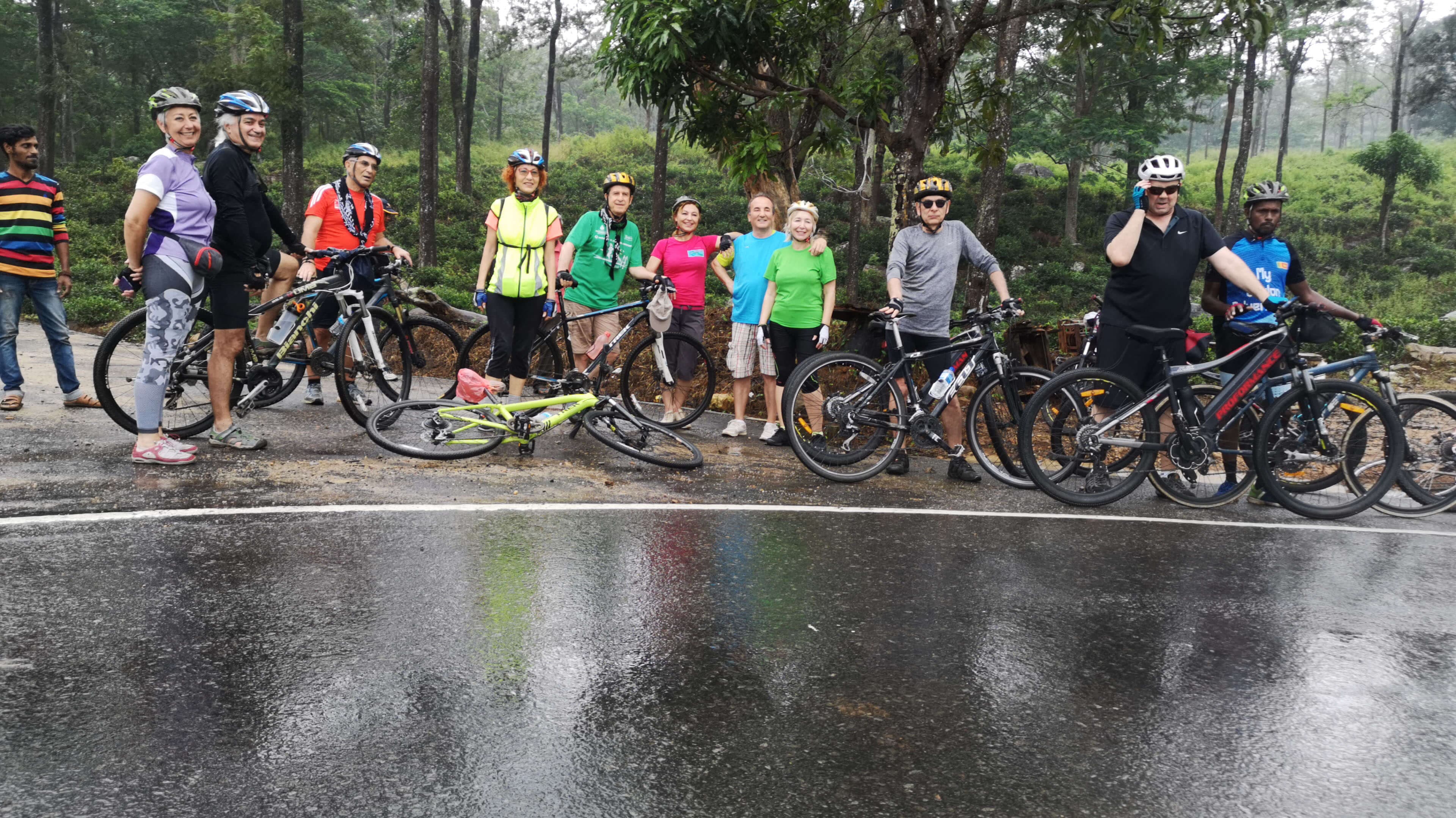 Группа велосипедистов делает перерыв в велотуре Канди по Шри-Ланке.