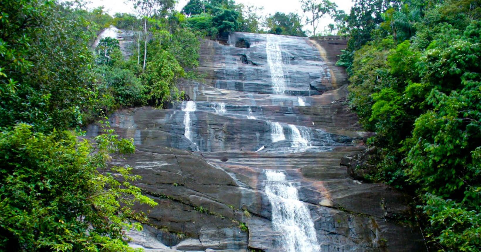 Die schöne Aussicht auf den Hadunella-Wasserfall im Kithulgala-Abseilgebiet in Sri Lanka