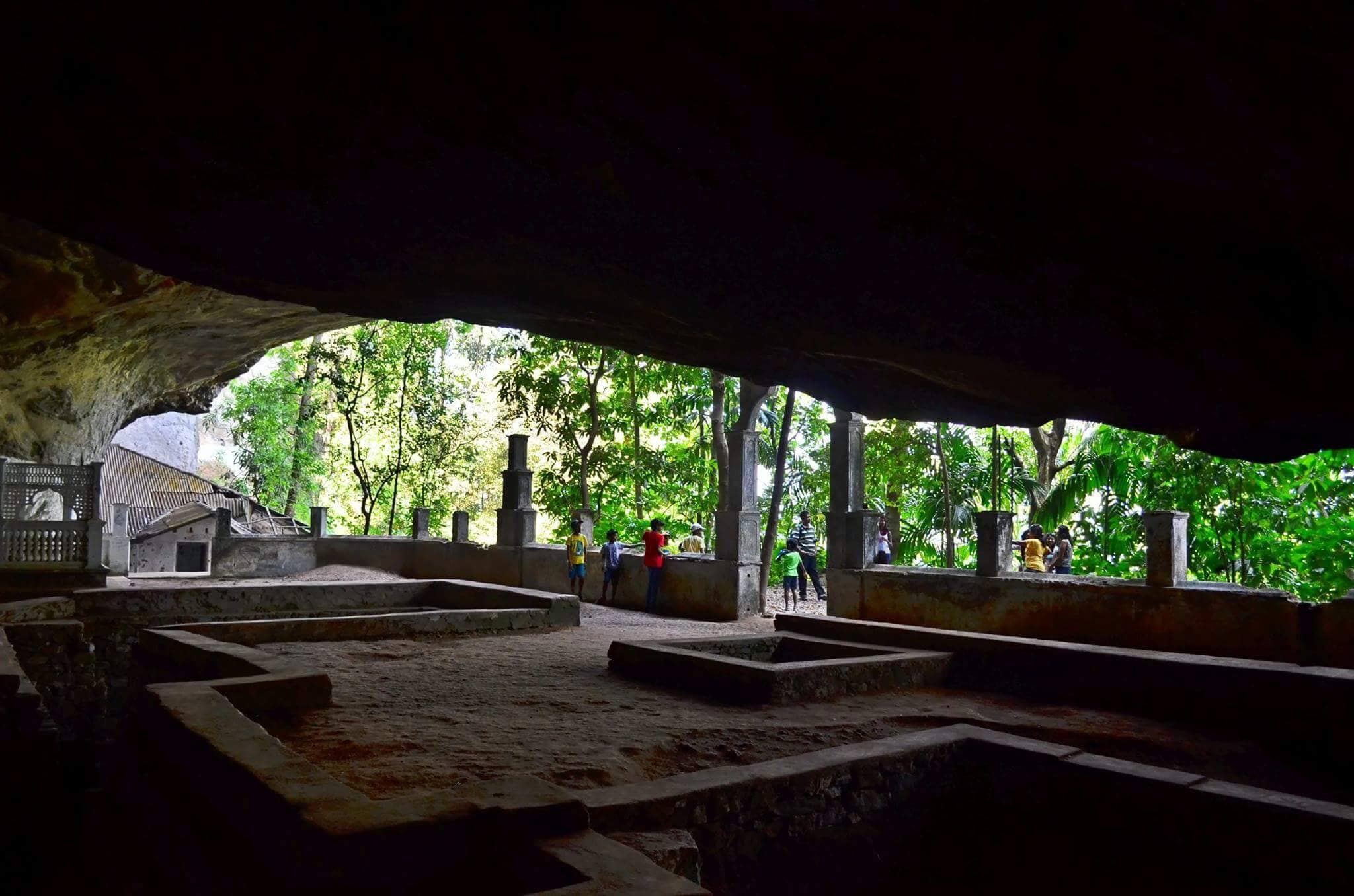 La cueva Beli Lena que explora la antigua forma de vida del "Hombre Balangoda" (homosapien) en Kithulgala Sri Lanka