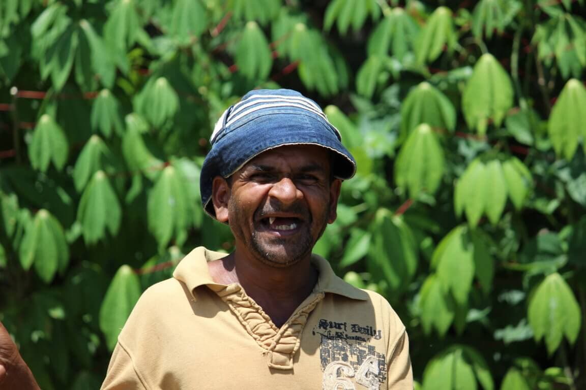 El hombre local sonriente se encuentra en el pueblo prístino de Sri Lanka