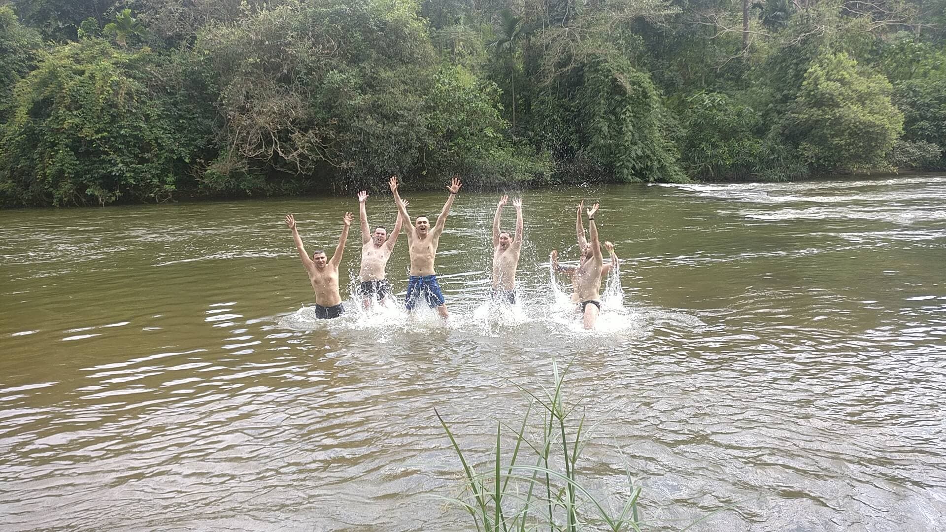 Viva la experiencia bañándose con agua de río natural en Sri Lanka