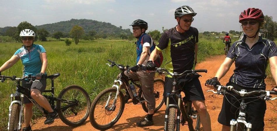 Los ciclistas viendo la belleza de la naturaleza y los arrozales en el pueblo prístino de Sri Lanka