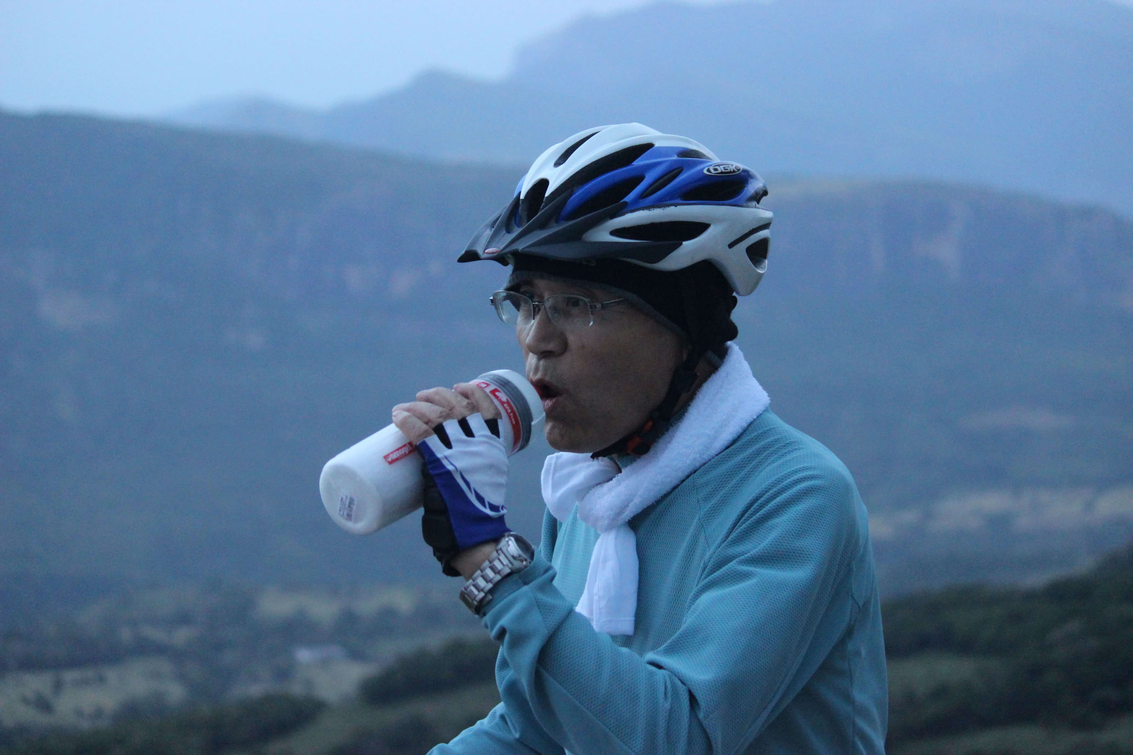 Un turista toma un descanso y refrigerio mientras Meemure Cycling Tour