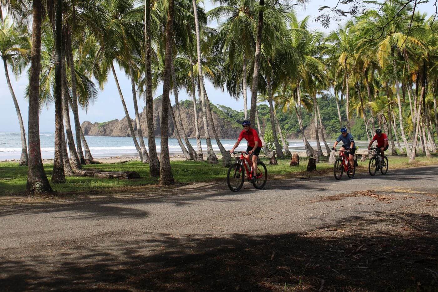 Велосипедисты на велосипеде на пляже Велигама в Шри-Ланке.