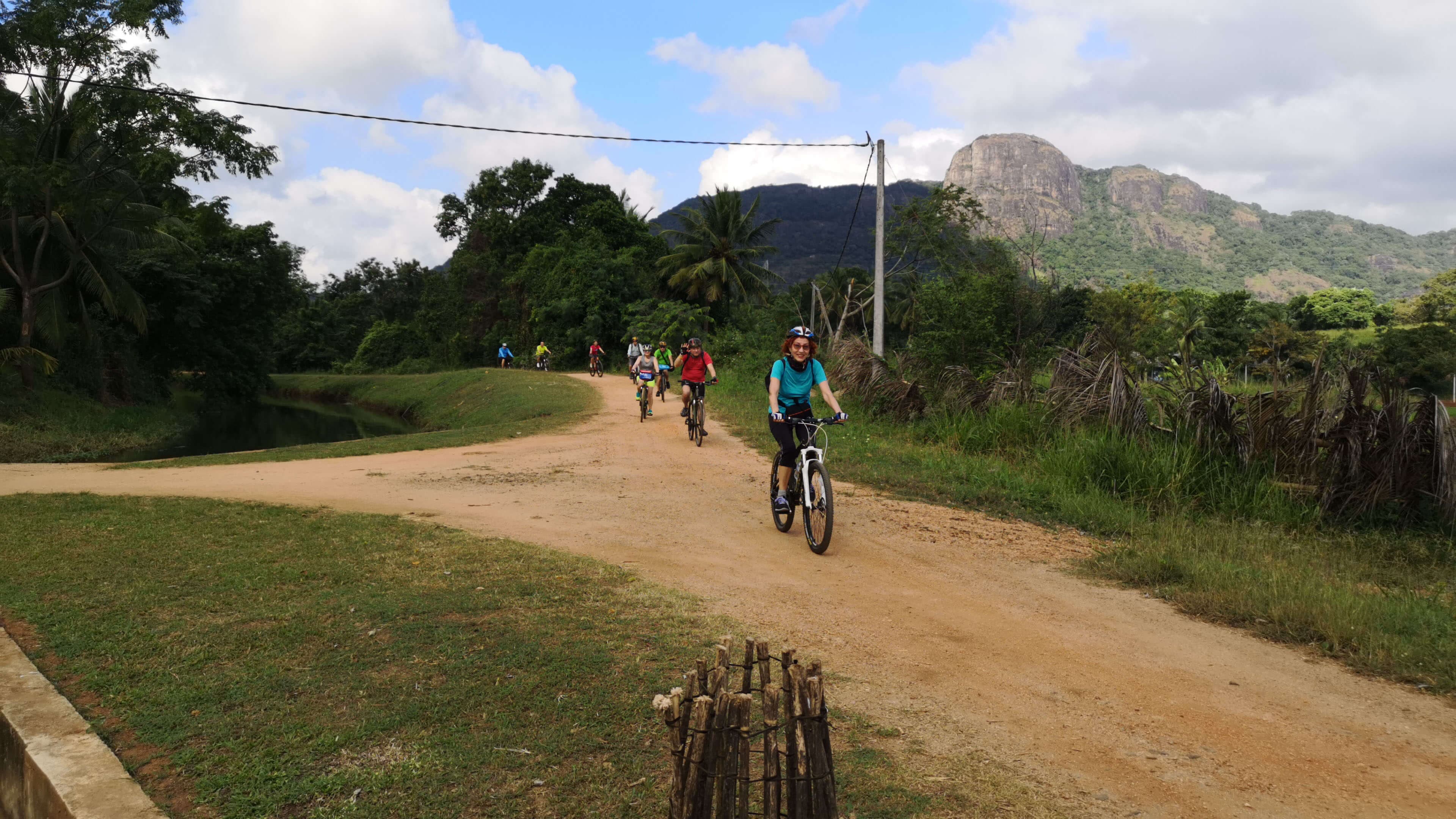 Ein Bild vom Radfahren der Radfahrer, die Wildnis und Natur in Polonnaruwa Sri Lanka erkunden