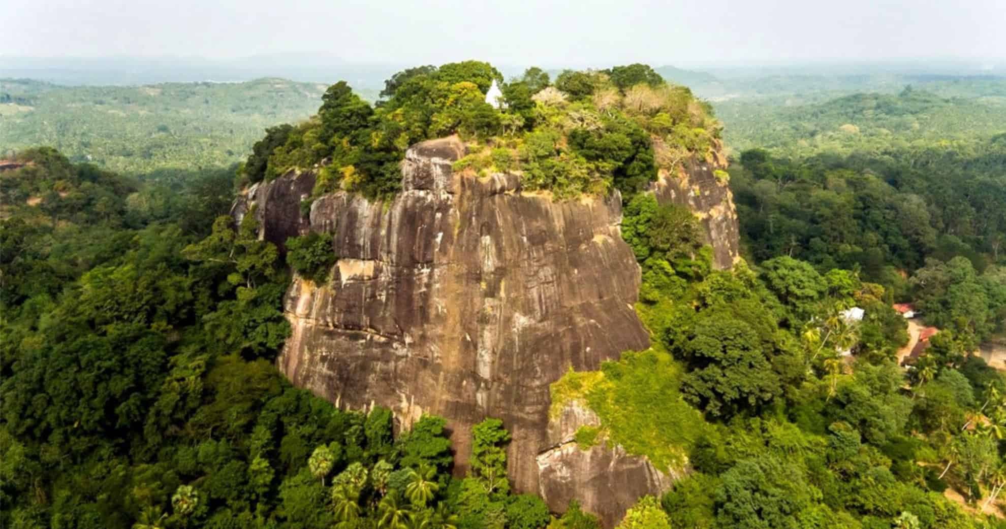 斯里兰卡坦加勒的 Mulkirigala 岩石的 Ariel 视图