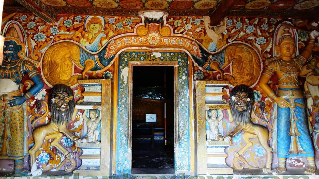 Erkunden Sie die farbenfrohen Gemälde der buddhistischen Kultur im Mulkirigala-Tempel in Sri Lanka