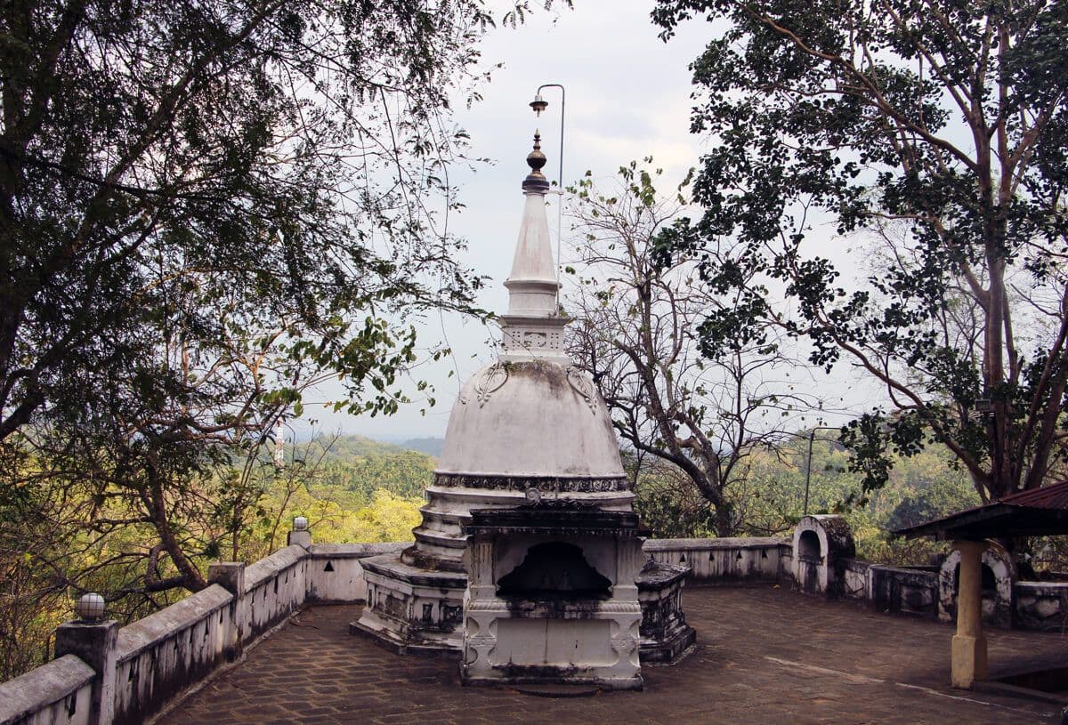 Die Chetiya auf der obersten Terrasse gilt als Unterbringung von Lord Buddha-Reliquien, die von König Saddhatissa in Tangalle, Sri Lanka, angeboten wurden