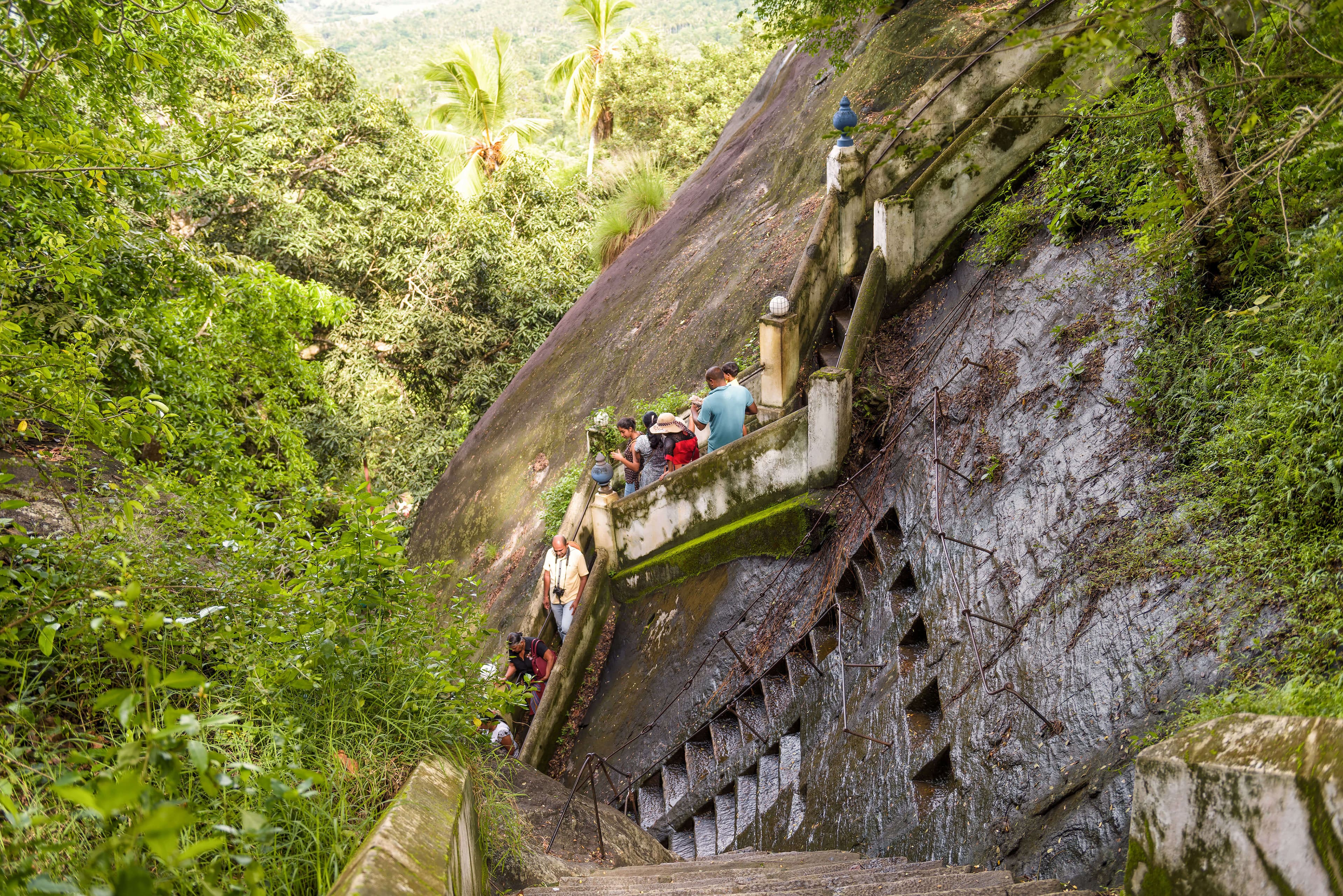 Ein Abenteuerpfad zum Mulkirigala-Felsentempel in Sri Lanka