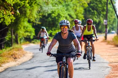 Los ciclistas en bicicleta en la campiña de Tangalle Sri Lanka
