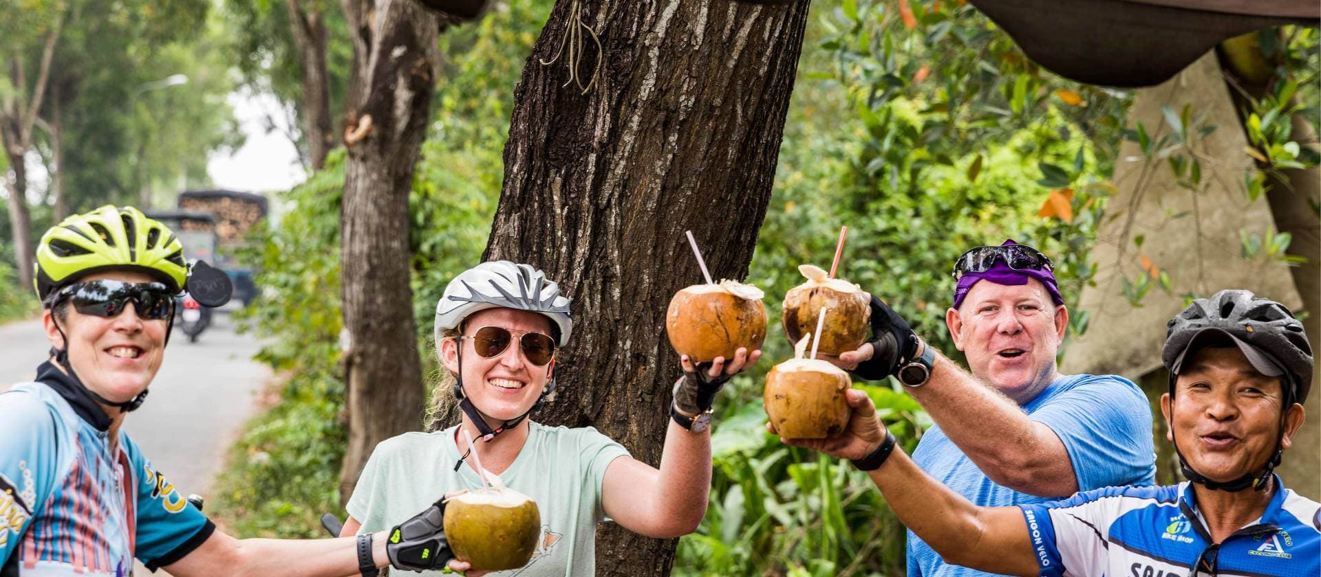 Туристы отдыхают и пьют кокосовую воду во время велосипедного тура Тринкомали по Шри-Ланке.