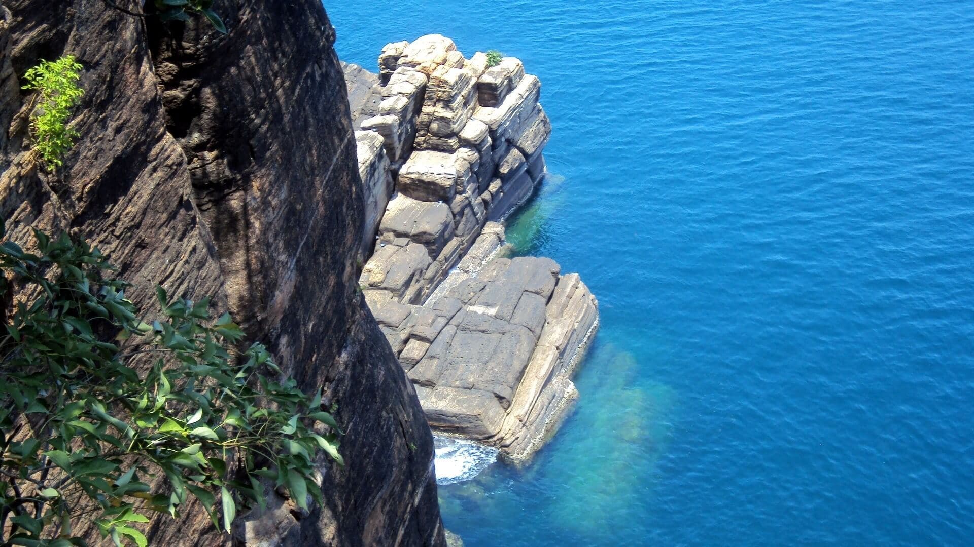 斯里兰卡亭可马里海边标志性地标的照片