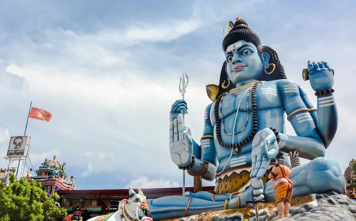 Изображение статуи Шивы в храме Конешварам в Шри-Ланке.