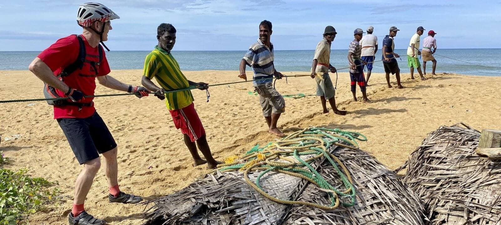 Фотография рыбалки сетью на пляже Тринкомали в Шри-Ланке.