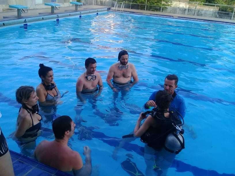 一位导游为坦加勒的一群潜水员提供指导