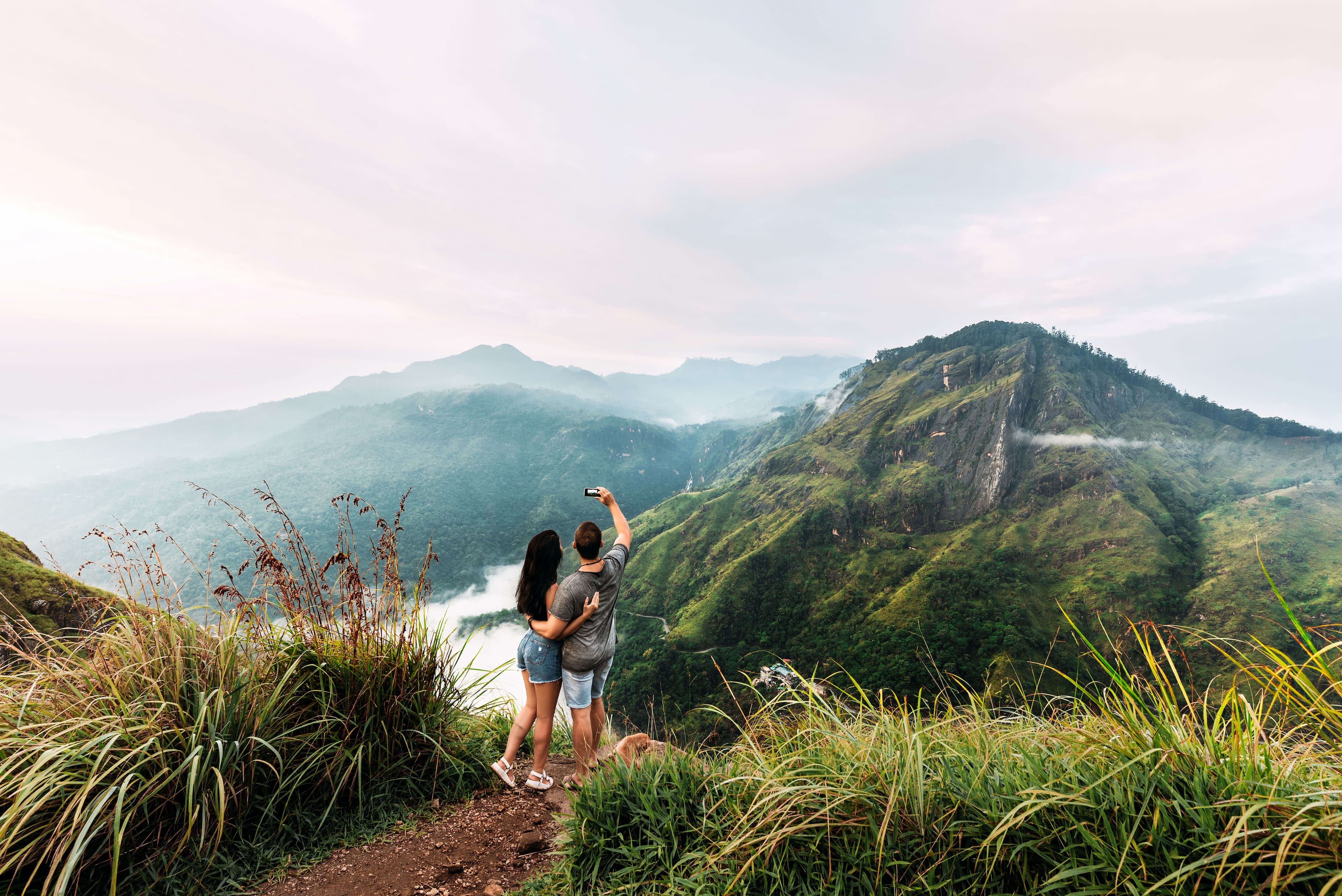 Пара фотографируется на красивой горе Элла в Шри-Ланке