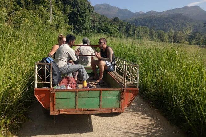 Туристы получают опыт передвижения на тракторе, который некоторые местные жители используют в качестве транспорта.