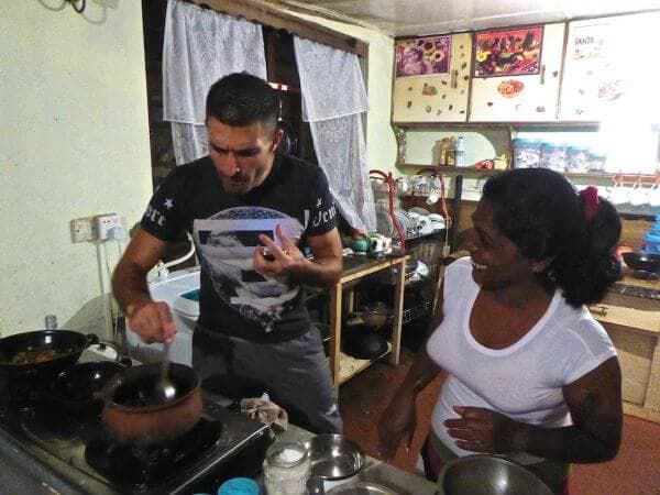 Турист изучает образ жизни местных жителей, в основном приготовление пищи в Элле, Шри-Ланка.