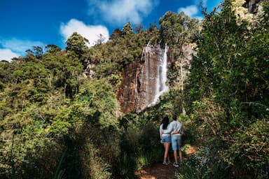 Пара исследует красоту природы и водопад